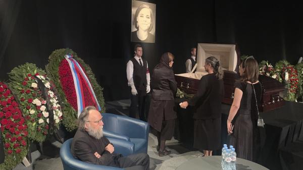 المئات يحضرون جنازة داريا دوغين في موسكو
