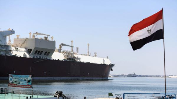 تعويم ناقلة غاز بعد جنوحها في قناة السويس