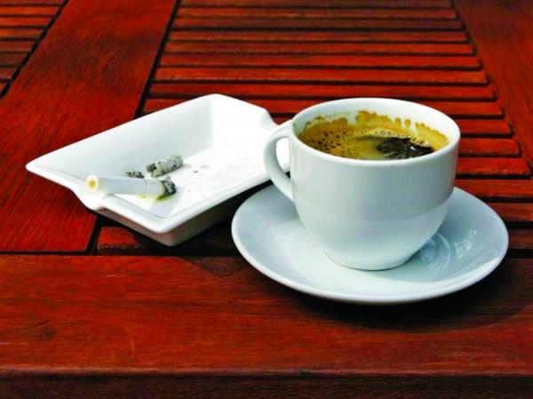 الكشف عن «لغز» ارتباط القهوة بالتدخين