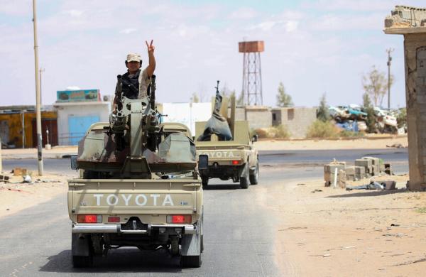 الجيش الليبي يحرر 1000 مهاجر غير شرعي من عصابة اتجار بالبشر