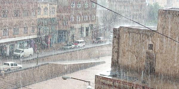 تحذير رسمي للمواطنين من توقعات "اليومين القادمين".. صنعاء تشهد تساقط أمطار غزيرة مصحوبة بعواصف رعدية