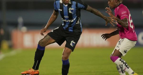 وفاة لاعب كرة قدم أوروغوياني إثر سقوطه في مباراة بكأس "الليبرتادورس"