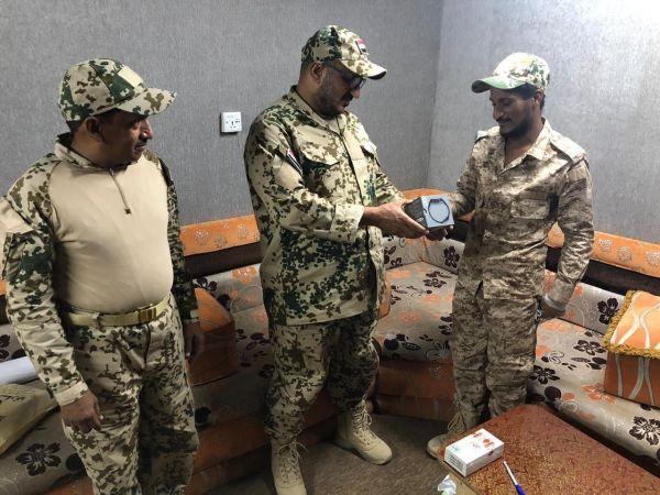 قائد المقاومة الوطنية العميد طارق صالح يكرم الجندي البطل ضرار شمسان