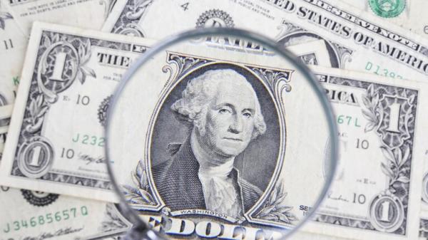 الدولار يسجل مقابل عملات عالمية أعلى مستوى منذ 2002