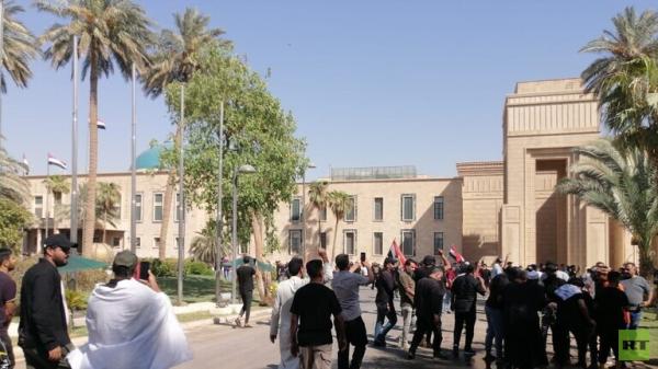 متظاهرون يقتحمون القصر الجمهوري في العاصمة بغداد