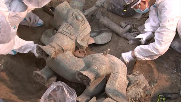 يعتقد أنه الأكبر من نوعه.. العثور على تمثال برونزي لوحش أسطوري قديم بالصين