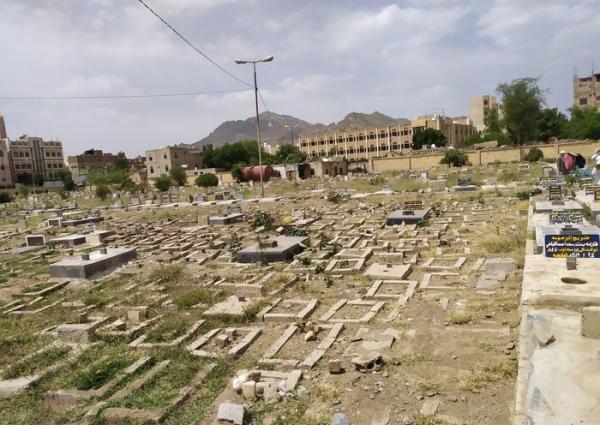 في عنصرية مقيتة .. مليشيا الحوثي تعتدي على (خادم) حفر قبر لاحدى المهمشات بصنعاء