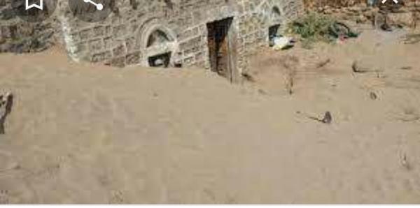 الرمال المتحركة تلتهم منازل في لحج وتجبر السكان على الرحيل 