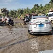 هل هناك فساد في تأهيل طريق تعز - التربة بموسم الامطار؟!