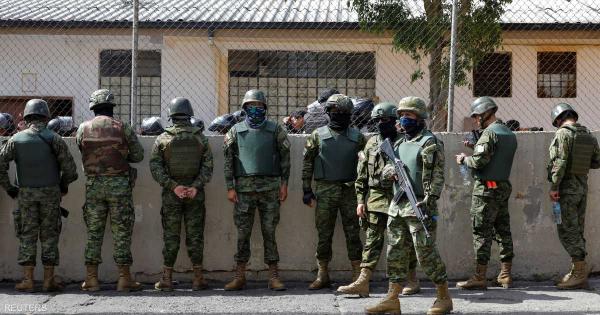 الوضع انقلب.. سجناء يحتجزون 57 حارسا وشرطيا داخل السجن
