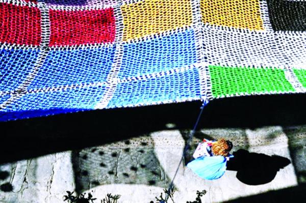 أكياس البلاستيك للاحتماء من حرارة الشمس في إسبانيا