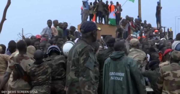 شارك بها عسكريون.. مخاوف من اقتحام القاعدة الفرنسية في نيامي