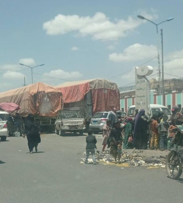 تجار الدجاج يتظاهرون في صنعاء ويكسرون عشرات أطباق البيض أمام وزارة الصناعة - صورة