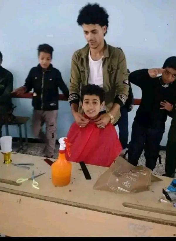شاب في اب يقوم بالحلاقة لطلاب المدارس مجاناً