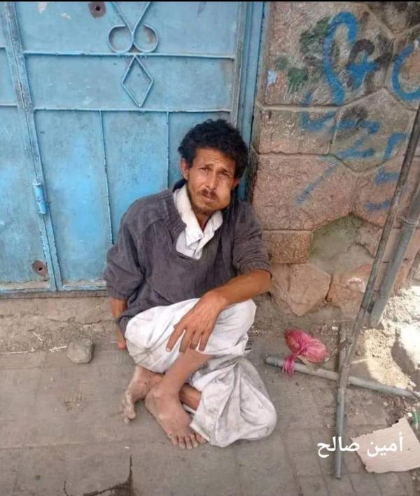 مختل عقليا يهاجم النساء بشارع جمال في تعز