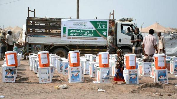 مركز الملك سلمان يوزع مواد كمالية في الساحل الغربي لـ600 اسرة نازحة..!