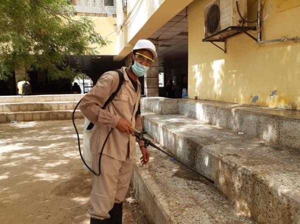 مكتب الرعاية الصحية ينفذ حملة رش وتعقيم في كليات جامعة عدن