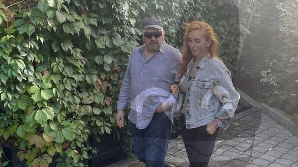 صورة ظهرت فجأة.. جنرال "يوم القيامة" يتمشى مع زوجته