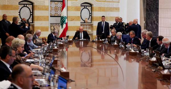 حكومة لبنان تناقش "حصر السلاح" بحضور قائد الجيش