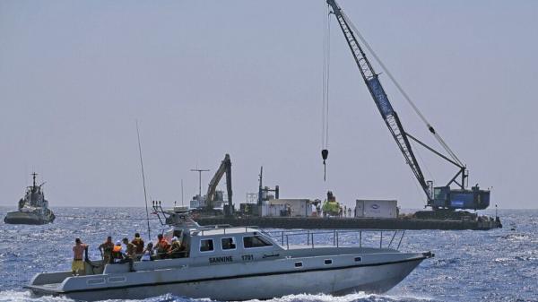 مهاجرون لبنانيون وسوريون في عرض البحر يطلبون الغوث  .