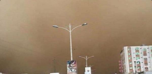موجة غبار تجتاح جنوب الحديدة