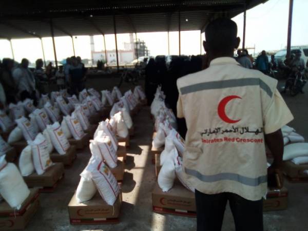 بدعم من دولة الامارات.. توزيع 1500 سلة غذائية في الحوطة بلحج..!