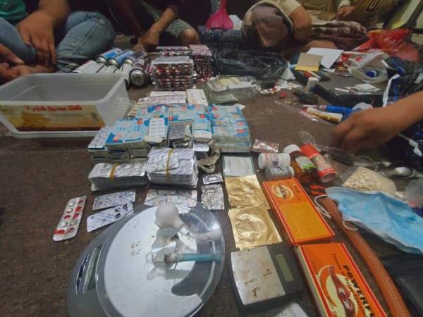 تعز.. مداهمة وكر لعصابات المخدرات وضبط كميات كبيرة 