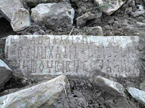 فيما مليشيا الحوثي تنهب آثار اليمن.. سيول الأمطار تكشف عن قطع أثرية في محافظة الجوف 