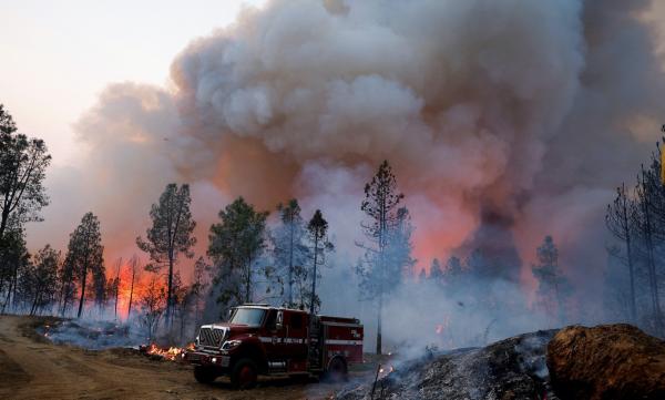 الأمطار تساعد في السيطرة على حريق كاليفورنيا وتنهي موجة شديدة الحرارة