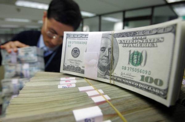 الدولار يرتفع بفعل زيادة طلبات إعانة البطالة وتباطؤ التضخم في أمريكا
