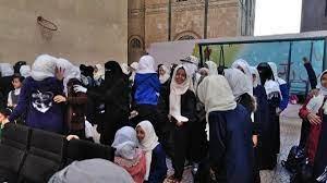 طالبات "العالمية" في صنعاء يهن مشرف حوثي