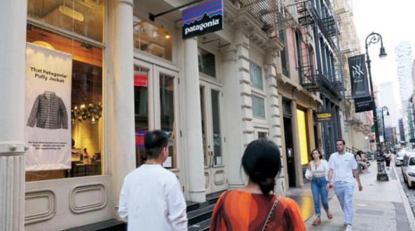 مؤسس «باتاغونيا» يتبرّع بشركته لكوكب الأرض