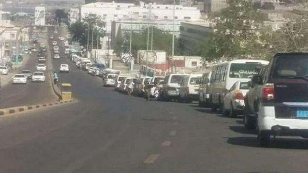 اختفاء مفاجئ لمادة البنزين في عدد من المحطات بعدن