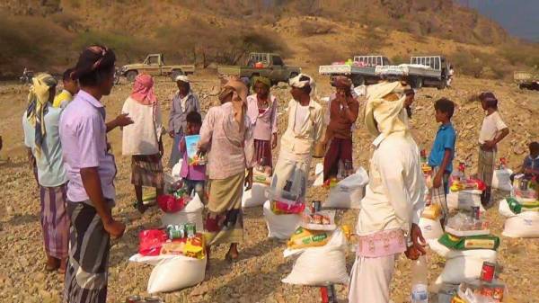 بالصور.. وحدة العمليات الإنسانية بالمقاومة الوطنية تغيث 200 أسرة في موزع