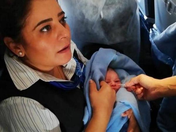 تفاصيل 60 دقيقة صعبة لـ"امرأة يمنية" على متن طائرة مصرية