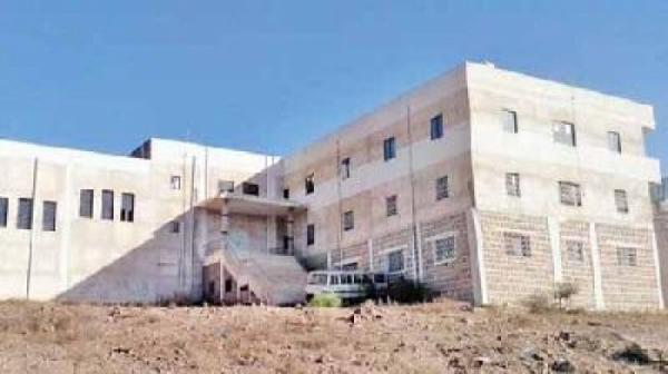 تعز.. قيادي حوثي يقتحم مبنى فرع جامعة تعز بالحوبان ويهدد بإغلاقه