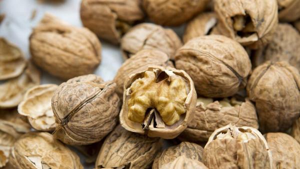 الجوز قد يكون "جسرا" لشيخوخة صحية مع تقدمنا في العمر  .