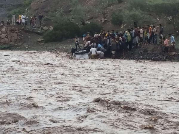  سيول الأمطار تجرف أسرة كاملة في لحج