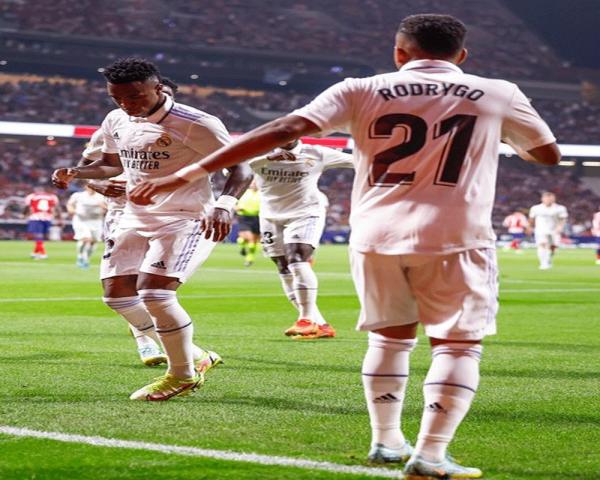 رودريغو يدعم فينيسيوس برقص "السامبا" في "ديربي مدريد"