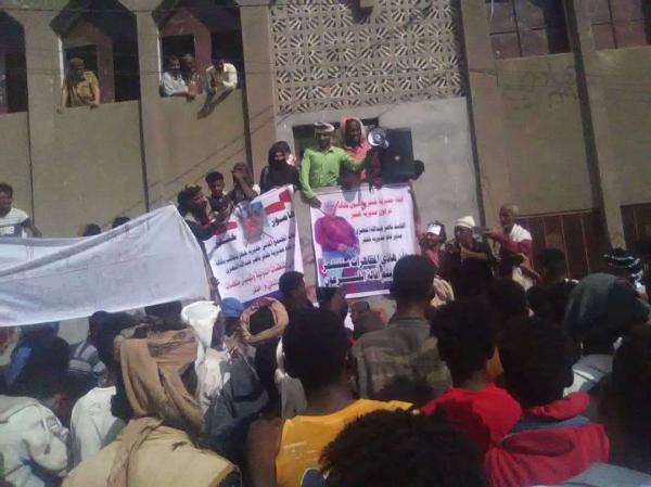 مظاهرة غاضبة في عدن تطالب بإقالة مدير عام خور مكسر