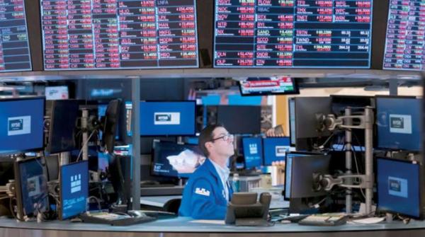 «التعبئة الروسية» تهبط بأسهم العالم والعملات... والدولار والذهب يحلقان