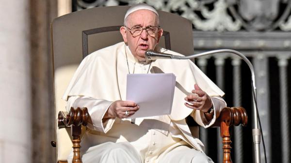 بابا الفاتيكان يصف التفكير في استخدام الأسلحة النووية بـ «الجنون»