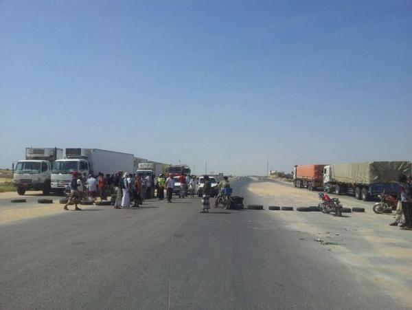 محتجون يقطعون الخط الدولي تنديداً بانقطاع المياه بمحافظة حضرموت