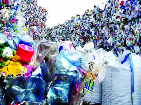 العبوات البلاستيكية المستعملة «مادة ثمينة»