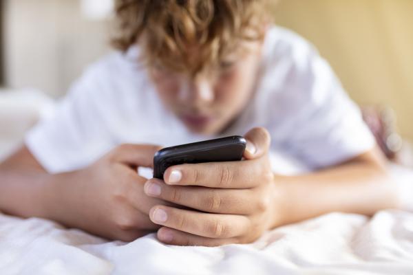 ضرر ناتج عن الأجهزة الإلكترونية قد يحفز البلوغ المبكر عند الذكور