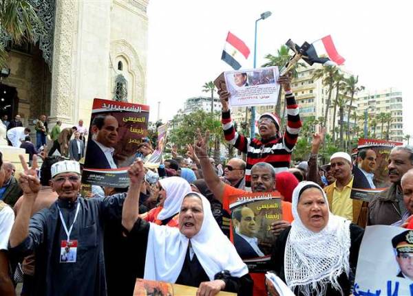 شاهد.. وسائل الاعلام المصرية تحتفي بمشاركة يمنيين في مسيرات مؤيدة للرئيس السيسي ومتظاهر يمني يوجه رسالة للمصريين..!؟