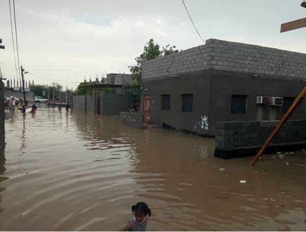 أهالي "صلاح الدين" بعدن يوجهون نداء استغاثة للجهات المعنية بسرعة إنقاذ المواطنين المحاصرين جراء مياه الأمطار..!