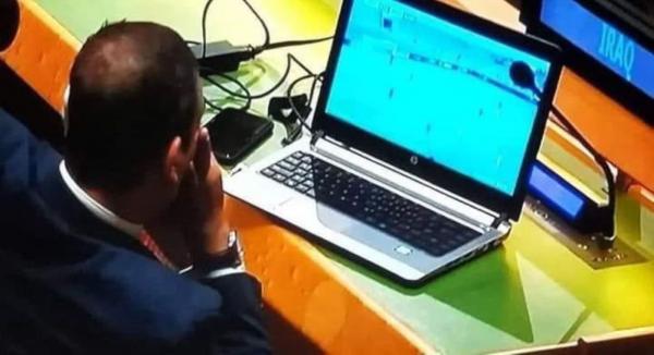 دبلوماسي عربي يتابع مباراة لكرة القدم خلال اجتماع للأمم المتحدة