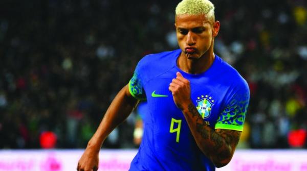 مدرب البرازيل يتهم التونسي ديلان بالعنف ضد نيمار... وريتشارليسون يشكو العنصرية