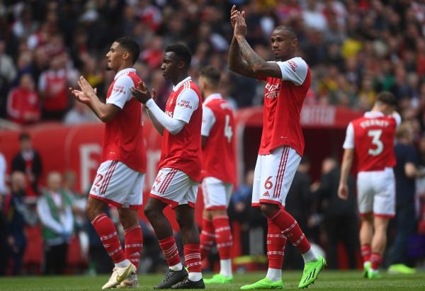 أرسنال يلحق بتوتنهام الخسارة الأولى ويتمسّك بصدارة الدوري الإنجليزي